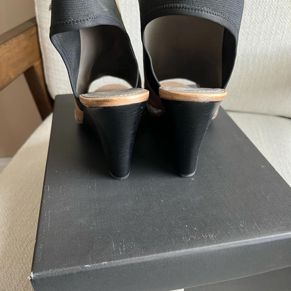 VINCE CAMUTO VADO Tan Black leather Wedge Sandal size 9